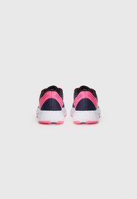 Chaussures de course avec une tige en mesh bleu marine, des accents roses sur le talon et une semelle intercalaire blanche. Présente des détails perforés pour la respirabilité.