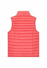 Gilet rembourré en corail vif, avec une texture matelassée à lignes horizontales, sans manches et un col haut. Tissu léger.