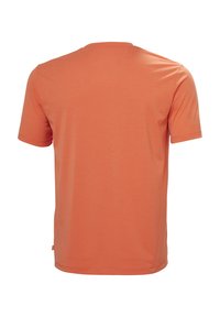 Tričko s krátkým rukávem z jemné, lehké látky. Jednoduchá korálová barva s kulatým výstřihem a bez viditelných vzorů nebo ozdob.