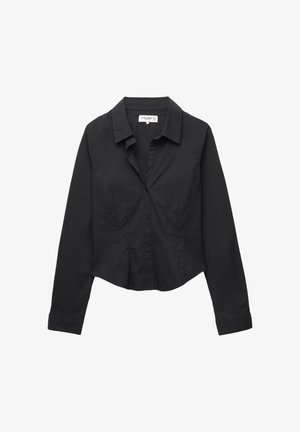 Czarna, długa koszula z guzikami, z kołnierzykiem na ostro i lekko dopasowaną talią, prezentowana na białym tle.