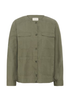 Veste boutonnée vert olive à manches longues, col rond, deux poches à rabat sur la poitrine et deux poches plaquées plus basses.