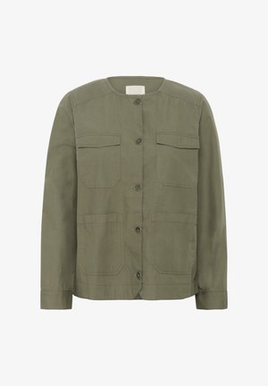 Õlivihreast kangast nööpidega jopet pikkade varrukatega, ümara kaelusega, kahe rindade klapiga tasku ja kahe alumise plaastritaskuga.