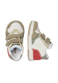 Kinderschuhe aus weißem Leder mit grünen Wildlederelementen, roten und hellblauen Details, doppelten Klettverschlüssen und einer strukturierten Gummisohle.