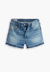 Denimshorts i ljusblått med fransad nederkant, klassisk femficksdesign och två metalldetaljer fram.