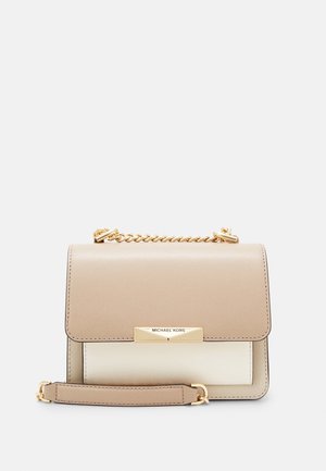 Beżowa i kremowa skórzana torebka na ramię z złotym łańcuszkiem i logo Michael Kors na przedniej klapie.