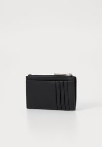 Svart läderplånbok med dragkedjestängning, som har flera kortfack på ena sidan och en slät yta. Kompakt rektangulär form.