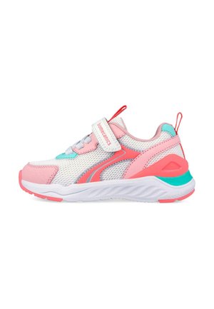 Zapato deportivo infantil con malla blanca, superposiciones rosa y coral, acentos en azul verdoso, cierre de velcro y suela acolchada blanca.