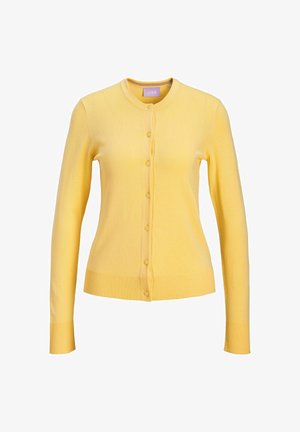 Rumena pletena jopica s okroglo izrezom, dolgimi rokavi in zapiranjem na gumb. Ima rebraste manšete in spodnji rob za dodaten teksturni učinek.