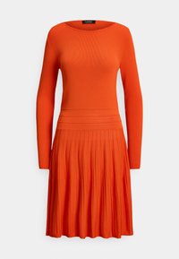 Ryškiai oranžinė ilgarankovė megzta suknelė su prigludusiu liemeniu, plačia gofruota juosmens juosta ir klostuota sijono detalė.