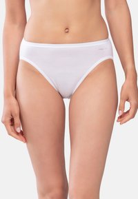 Slip di cotone bianco con una texture liscia, aperture per le gambe alte e una cintura elastica. Logo discreto stampato sul lato anteriore.