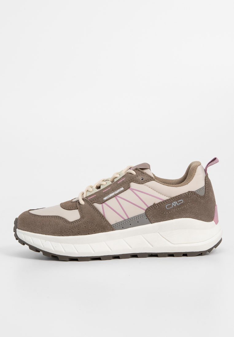 Scarpe sportive beige e marroni realizzate in materiali scamosciati e sintetici, con dettagli rosa, una suola testurizzata e un sistema di lacci chiuso.