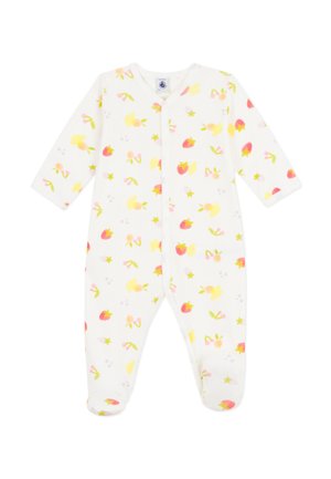 Weißer Baby-Overall mit langen Ärmeln und Füßen, mit einem bunten Obstmuster, das Erdbeeren, Kirschen und gelbe Blumen zeigt.
