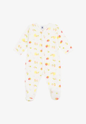 Weißer Baby-Overall mit langen Ärmeln und Füßen, mit einem bunten Obstmuster, das Erdbeeren, Kirschen und gelbe Blumen zeigt.