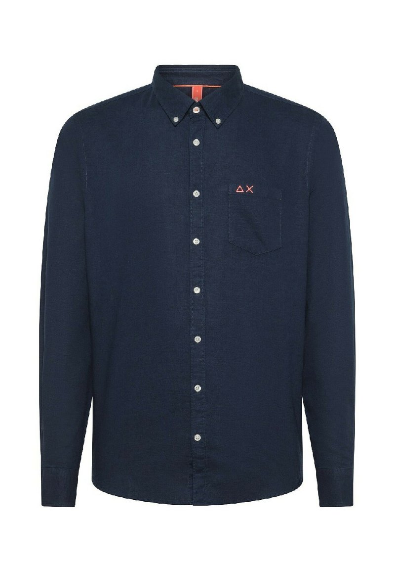 Camicia blu navy con bottoni e maniche lunghe, dotata di una tasca a toppa e un piccolo logo rosso sul petto. Realizzata in tessuto intrecciato.