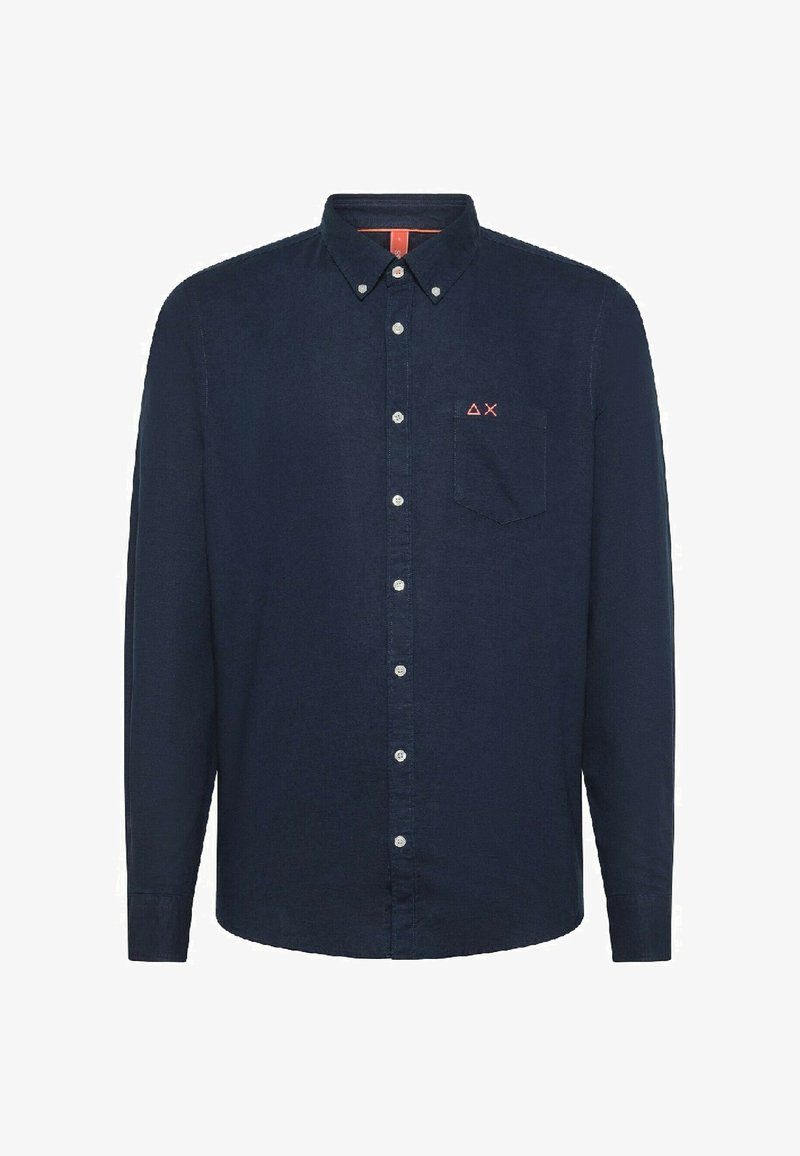 Camicia blu navy con bottoni e maniche lunghe, dotata di una tasca a toppa e un piccolo logo rosso sul petto. Realizzata in tessuto intrecciato.