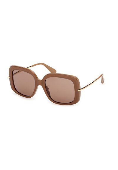 Lunettes de soleil carrées surdimensionnées marron avec des montures épaisses et des branches en métal doré fin sur fond blanc.