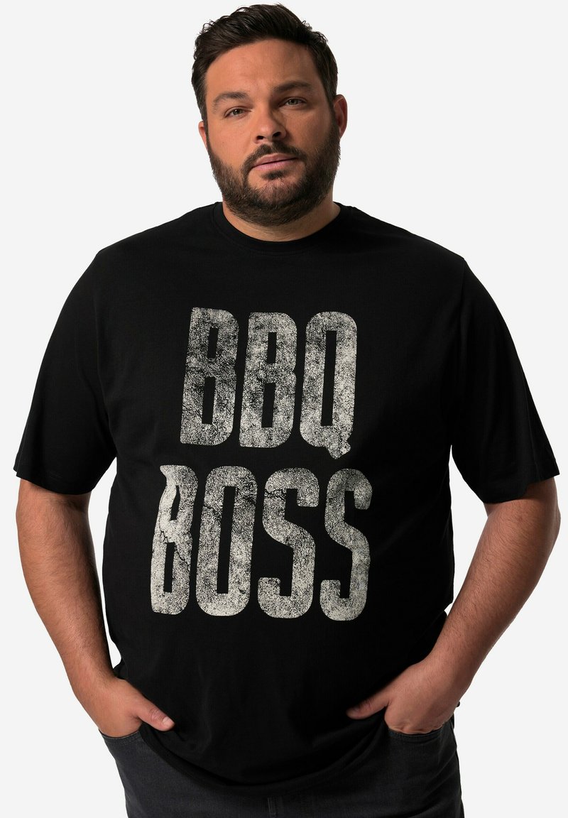 Czarny bawełniany t-shirt z dużym, postarzanym białym napisem "BBQ BOSS". Krótkie rękawy i luźny fason. Teksturowany, swobodny design.