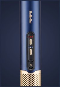 Blaues und goldenes BaByliss Haarstylinggerät mit Power-Taste, Temperaturregelungstasten, roten und blauen Anzeigeleuchten.