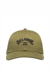 Gorra de béisbol verde olivo con el logo de "Billabong" bordado en negro, diseño de seis paneles y correa trasera ajustable.