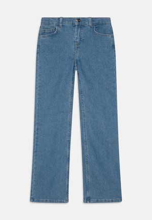 Kék egyenes szárú farmernadrág gombos és cipzáras záródással, elülső és hátsó zsebekkel, fehér háttéren, laposan elhelyezve.