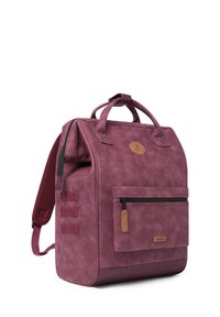 Bordeauxfarbene Rucksack mit strukturierter Oberfläche, doppelten oberen Tragegriffen, verstellbaren burgunderfarbenen Riemen, einer vorderen Reißverschlusstasche und einem runden Logo-Patch.