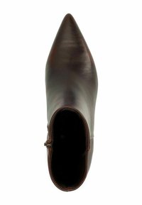 Bruine leren enkelboot met een spitse neus, zijrits, gladde textuur en een getailleerd silhouet.