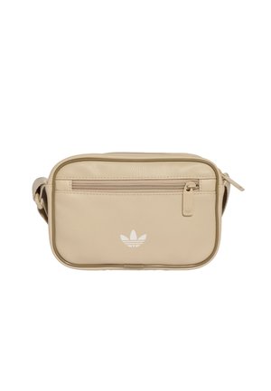 Pieni beige crossbody-laukku, jossa edessä vetoketjutasku ja valkoinen Adidas-logo yksivärisellä valkoisella taustalla.