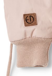 Vaaleanpunaiset eristetyt käsineet, joissa on neulottu varsi, ja ruskea nahkaleima logolla. Sileä kangas ja tiivis istuvuus.