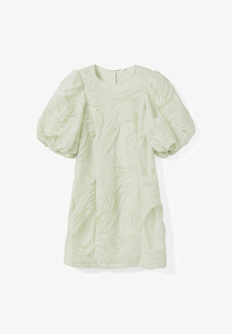 Svetlozelené krátke šaty s textúrovaným vlnitým vzorom a nafúknutými rukávmi. Majú okrúhly výstrih a jemné záhyby po stranách.