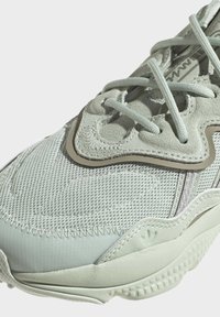 adidas Originals OZWEEGO  - Sporta apavi - green