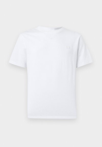 Απλή λευκή κοντομάνικη μπλούζα με στρογγυλή λαιμόκοψη και μικρό κεντημένο λογότυπο στο αριστερό στήθος, απεικονισμένη σε ουδέτερο φόντο.