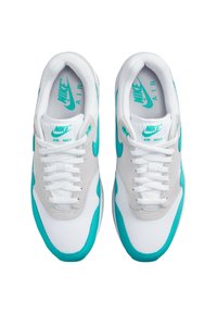 Tenisky Nike Air Max s bílým síťovaným svrškem s tyrkysovými akcenty, šedými překryvy a bílými tkaničkami. Klassická zaoblená silueta.