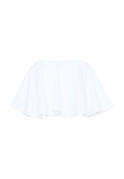 Top blanc court à épaules dénudées avec des manches évasées et fluides ainsi qu'un col élastique.