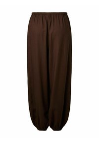 Χαλαρό σκούρο καφέ παντελόνι με ελαστική μέση και ελαστικά μανσέτες στους αστραγάλους σε λευκό φόντο.