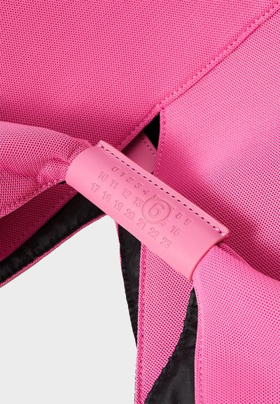 MM6 Maison Margiela CLASSIC JAPANESE HANDBAG - Kandekott - carmine rose