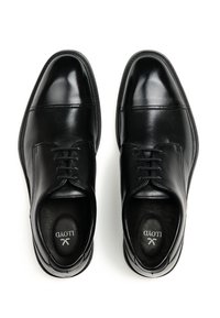 Chaussures habillées en cuir noir avec finition lisse, design à lacets, bout arrondi, détails de couture subtils et semelle intérieure de marque.