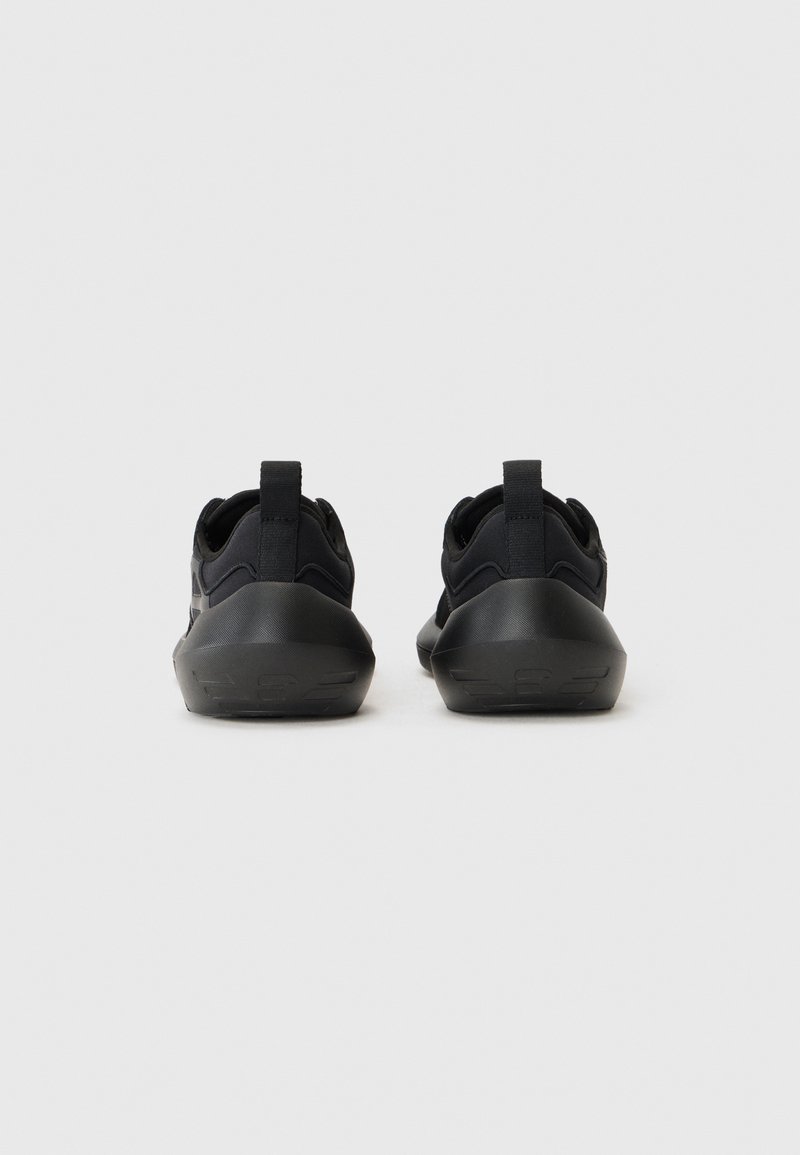 Zapatos deportivos negros con una parte superior texturizada y un collar acolchado, que cuentan con una suela de goma duradera y tiradores en la parte trasera para facilitar su puesta.