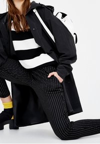 PULL&BEAR Tygbyxor - black