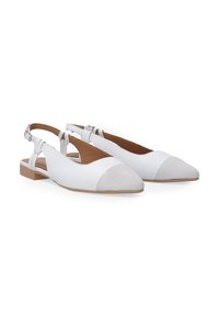 Białe buty slingback z ostrym noskiem oraz szarym zamszowym czubkiem. Materiał to skóra o gładkiej fakturze, z niskim słupkowym obcasem.