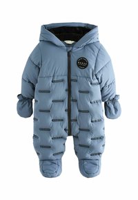 Padded, niebieski kombinezon dla niemowląt z zamkiem z przodu, kapturem, elastycznymi mankietami i gumowymi naszywkami z logo. Miękka tekstura, izolacyjna konstrukcja.