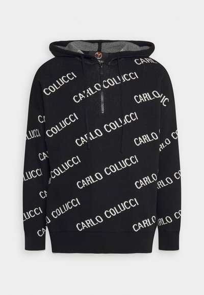 Sweatshirt à capuche noir avec le texte blanc contrasté "CARLO COLUCCI" en diagonale, ornée d'une fermeture éclair sur le devant et de poignets en côte.