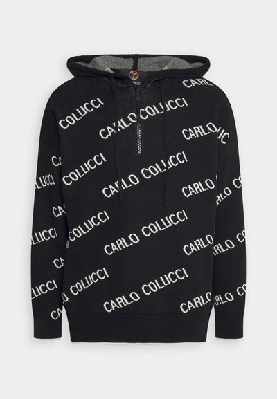 Sweatshirt à capuche noir avec le texte blanc contrasté "CARLO COLUCCI" en diagonale, ornée d'une fermeture éclair sur le devant et de poignets en côte.