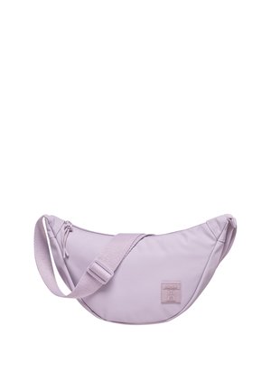 Lilafarbenes Nylon-Slingbag mit geschwungener Form, verstellbarem Tragegurt, Reißverschlussverschluss und kleinem geprägtem Logo. Glatte Textur mit dezentem Glanz.