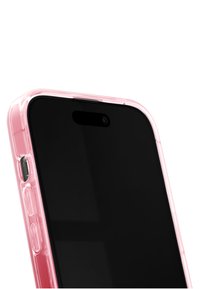 Prozoren roza ovitek za telefon, ki pokriva zgornji rob črnega pametnega telefona, pri čemer so vidne kamera in gumbi. Gladek tekstura z natančnimi izrezi.