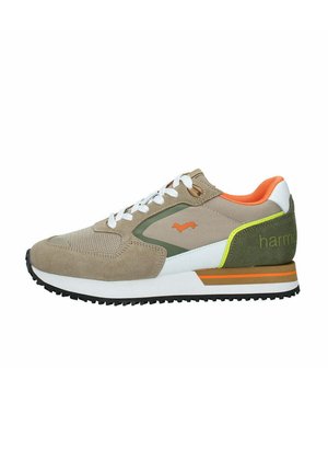 Sneaker in suede e mesh beige con accenti arancioni, verdi e bianchi. Caratterizzata da una suola bianca con strisce marroni e arancioni e una suola nera.