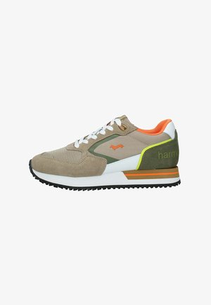 Sneaker in suede e mesh beige con accenti arancioni, verdi e bianchi. Caratterizzata da una suola bianca con strisce marroni e arancioni e una suola nera.