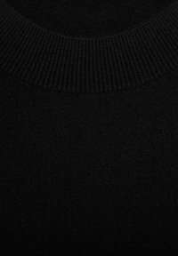 Pull en laine noire avec un col côtelé. Le tissu présente une texture lisse et fine, avec une légère brillance et une teinte sombre uniforme.