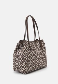 Sac fourre-tout brun à motif avec un design géométrique, doté d'une texture lisse, de doubles poignées et d'un dessus ouvert.