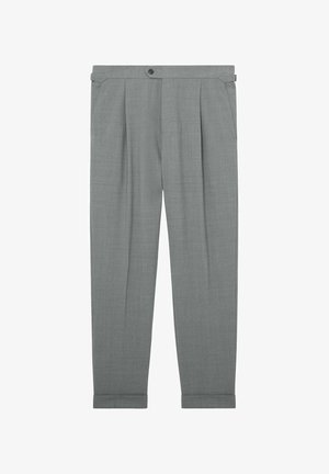 Šviesiai pilkos pritaikytos moteriškos kelnės su priekyje esančiomis klostėmis, šoninėmis reguliavimo juostelėmis, sagų užsegimu ir užlenktomis apačiomis.