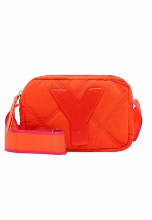 Compacte oranje gewatteerde crossbodytas met grote verhoogde letter Y aan de voorkant en brede oranje en roze verstelbare riem.